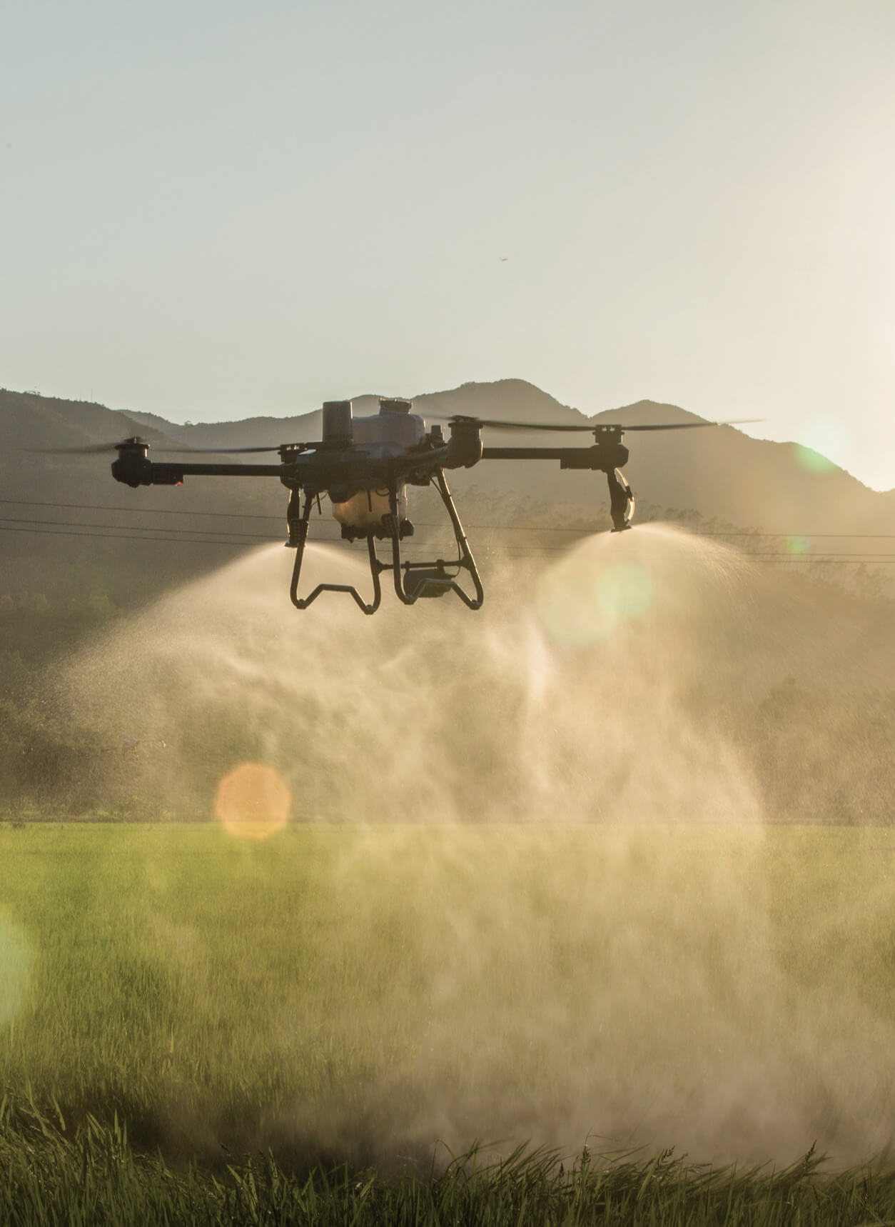 Drone agrícola pulverizando uma lavoura