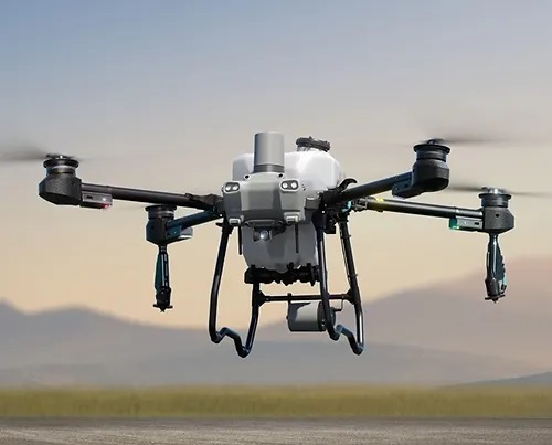 Drone agrícola DJI pulverizando uma lavoura em Rondônia